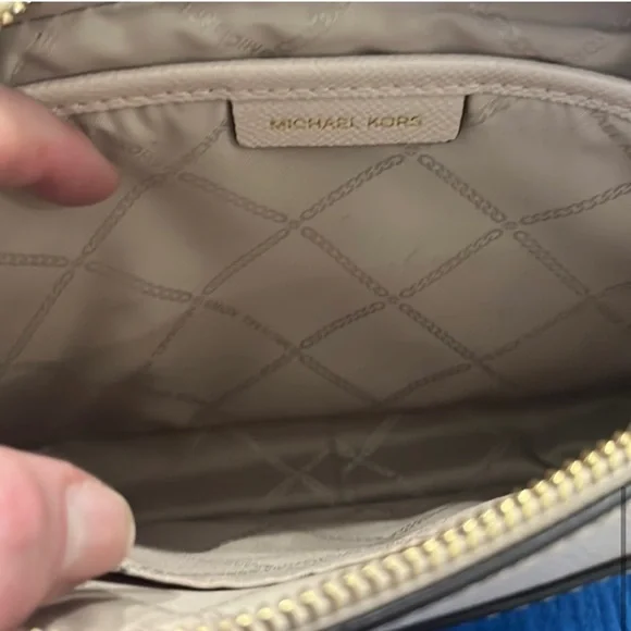 LIKE NEW!!! Michael Kors Crossbody used maybe 3 times - Pristine Condition! - Picture 6 of 8